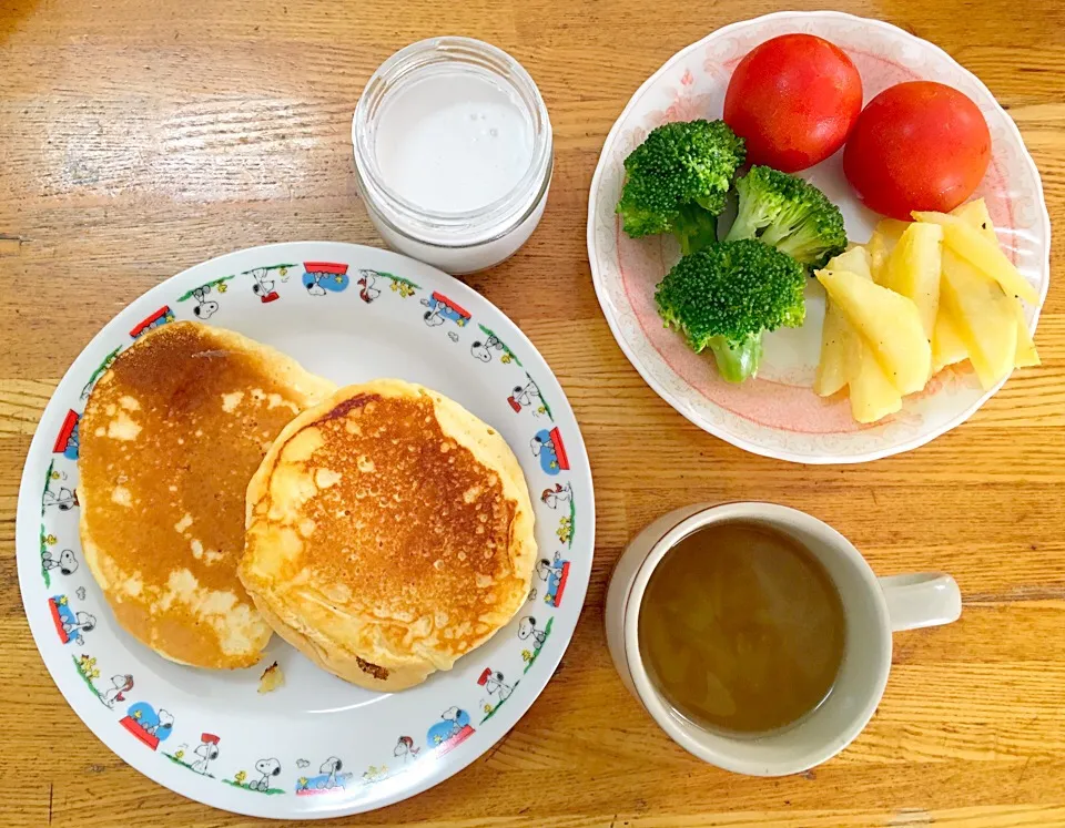 Snapdishの料理写真:今日の朝ごはん。
パンケーキ
ココナッツソース
手作りのフライドポテト
⏫揚げてなくオーブンで焼いた
ブロッコリー
トマト
オニオンスープ
アメリカ🇺🇸の朝食みたい。|ma-.-ichiさん