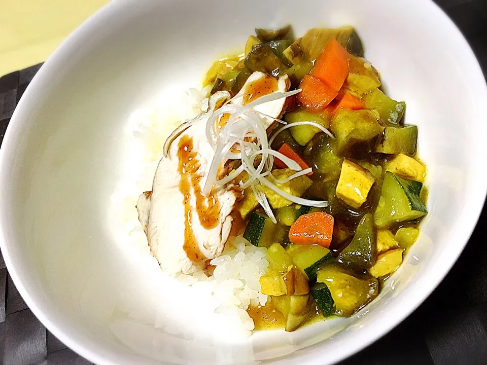 夏野菜ごろごろ 鳥ハムの中華カレー丼|いーのさん