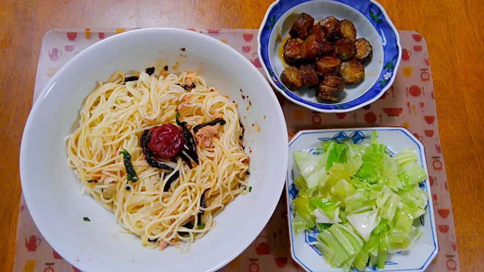 Snapdishの料理写真:7月２４日　まぜまぜそうめん　コロコロごぼう　塩キャベツ|いもこ。さん