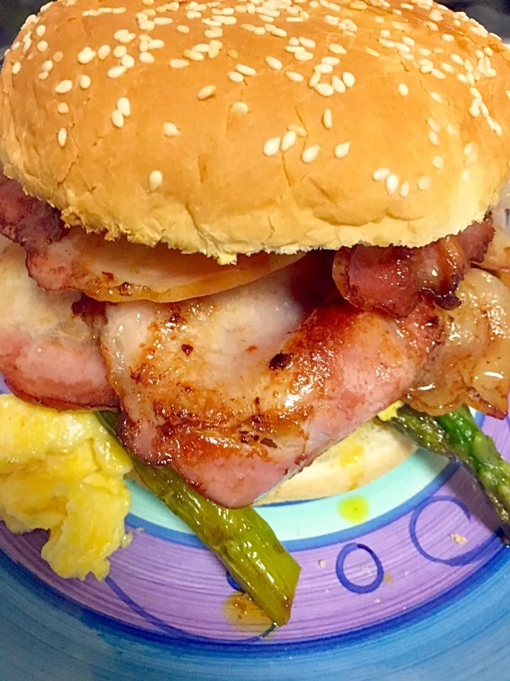 Snapdishの料理写真:Breakfast delux burger, bacon, cheesy scrambled eggs, asparagus, mushroom and toasted bun|luさん