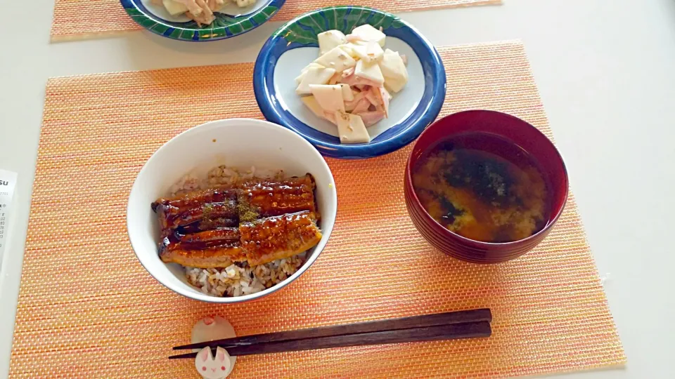 今日の昼食　鰻丼、かぶのサラダ、わかめの味噌汁|pinknari🐰🌈さん