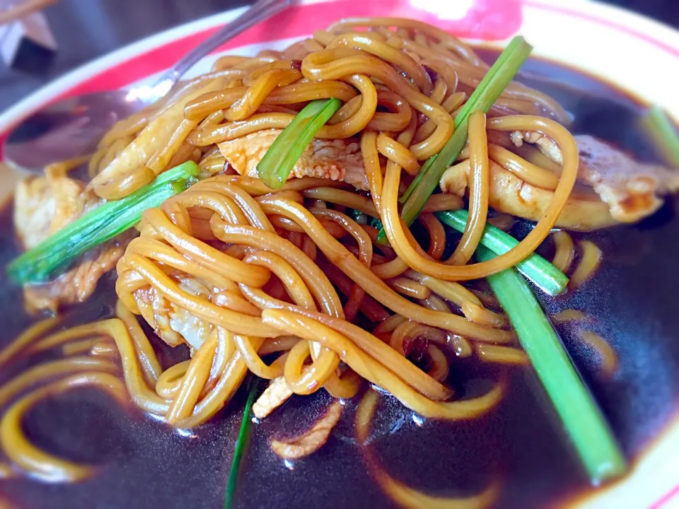 福建麺と云う漆黒のシンガポールのオーソドックスな焼きそば。シンガポールの家庭のママンの味だそうな。|にゃあ（芸名）さん