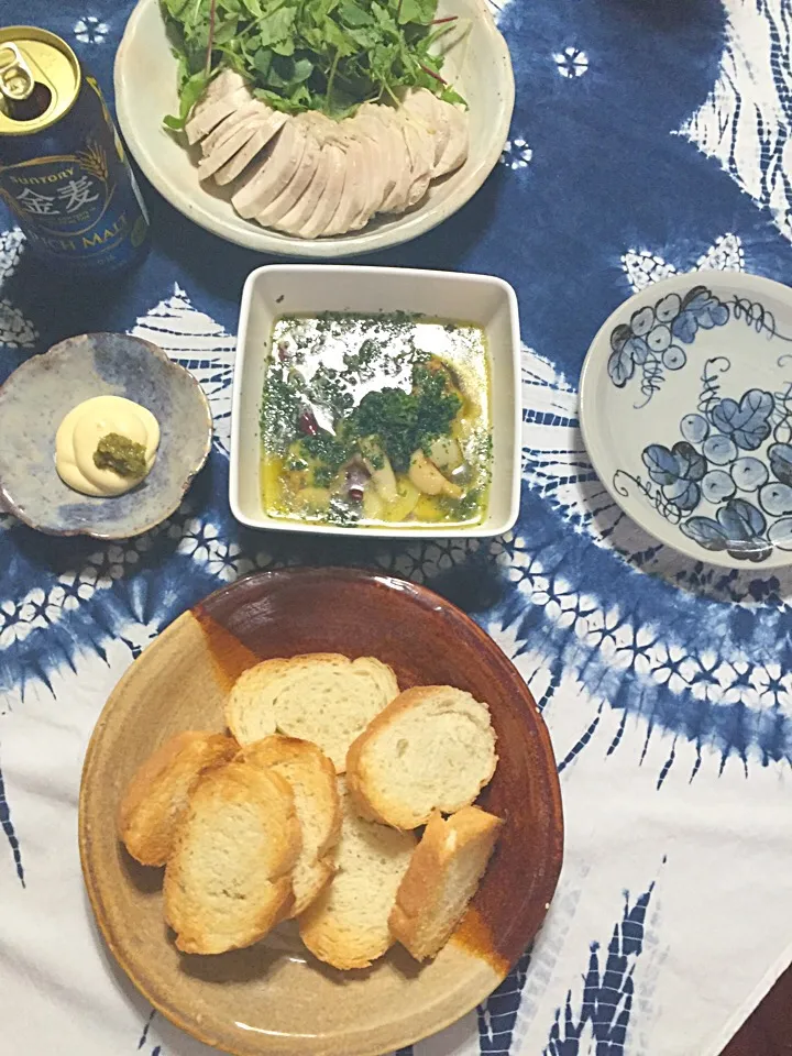 カメラが曇ってた…( •́ ⍨ •̀)シーフードアヒージョ、バケット、鶏ハムで昨日の晩御飯。|さくたえさん