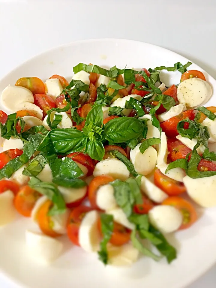 Snapdishの料理写真:mozarella tomato and basil salad|chafoodisloveさん