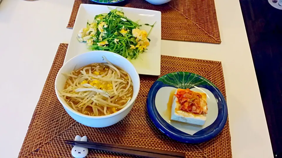 今日の夕食　ラ王味噌ラーメン、キムチのせ冷奴、豆苗と卵の中華風炒め|pinknari🐰🌈さん