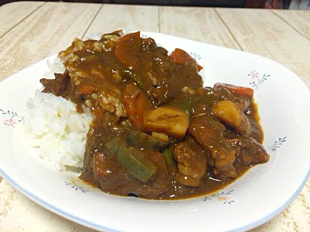 Snapdishの料理写真:今日の男飯(⌒-⌒; )3時間煮込みましたカレー♫|ひーちゃんさん