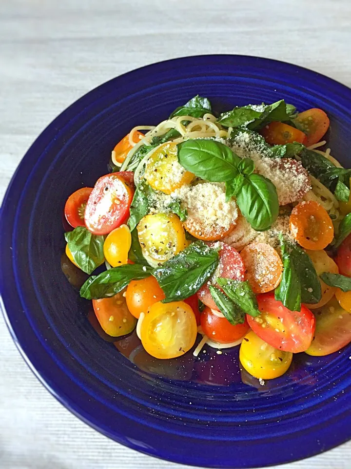 ミニトマトとバジルの冷製パスタ🍅🌿❄️🍝|アッチさん