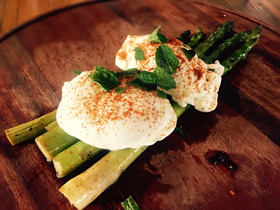 Asparagus and poached eggs|Sergio Lacuevaさん