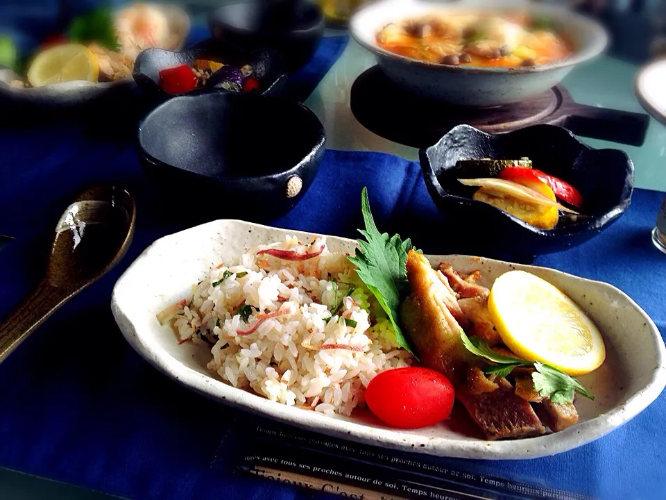 Snapdishの料理写真:チョッパー＆ホヌさんの料理 梅と香味野菜の混ぜご飯      鶏の塩焼きのせ〜✌(◔౪◔ )✌|ともちゃんさん