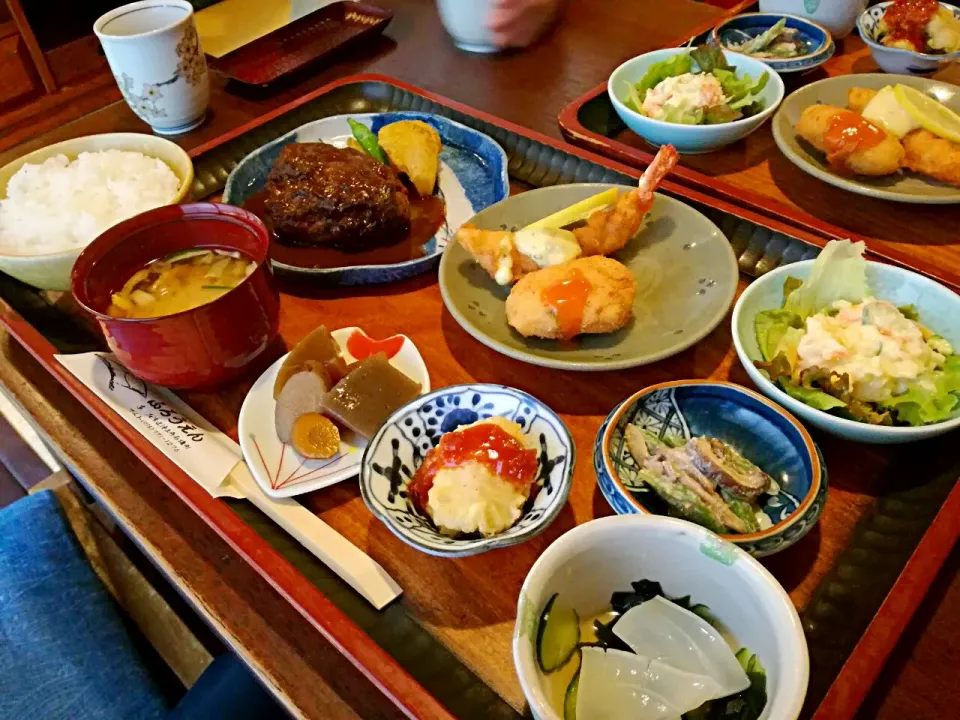 京都　不老園のハンバーグセット
ふんわりジューシー
ぷりぷりのエビフライ🍤
沢山の付け合わせ|korinoさん