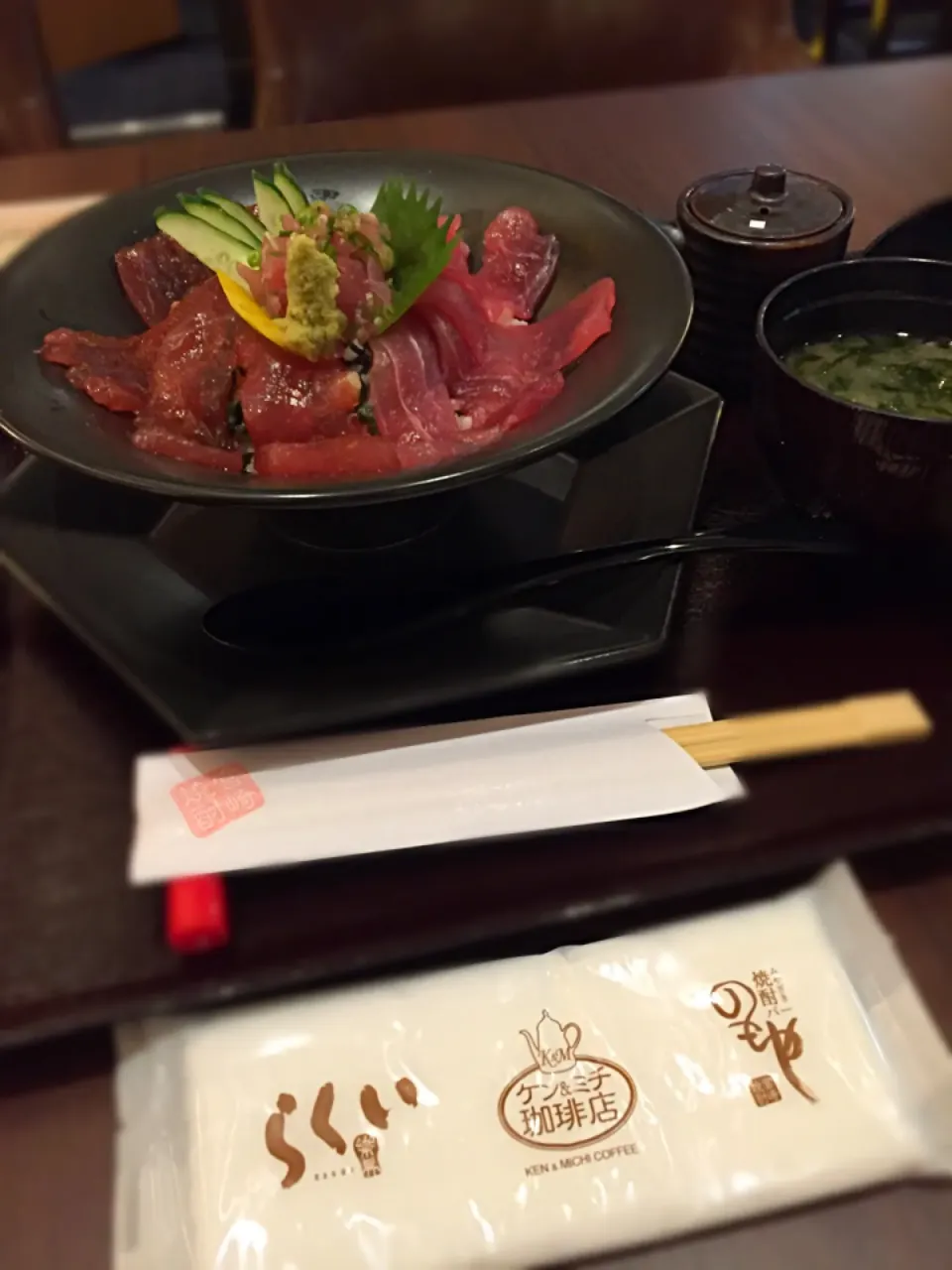 Snapdishの料理写真:生ぬるいマグロ丼 1番冷たいのは醤油差し|みちるさん