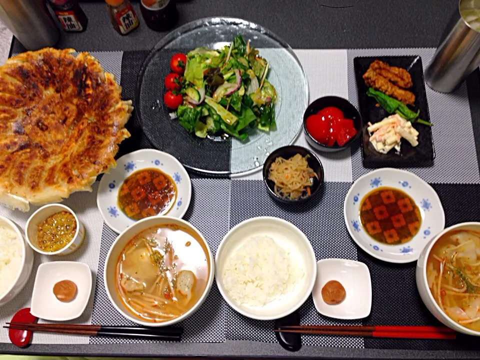 Snapdishの料理写真:餃子パーティ😌
水餃子スープと色々な味の焼き餃子達|ちえぞさん