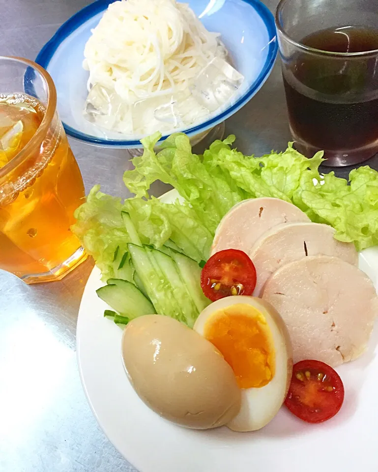 そうめん定食♪
そうめん  にんべんの麺つゆ
味付きゆで卵
鳥ハム
きゅうり  そうめんと一緒に食べます！|Yukako Nishimuraさん