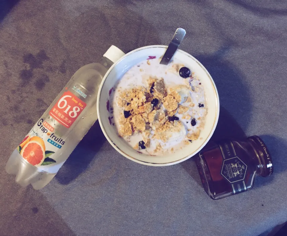 Snapdishの料理写真:Berries➕banana➕milk➕honey➕fruit cereal. All together become a beautiful yummy dish😋 🍹 Sparkled water(Grapefruits flavor)|Ashley Jiangさん