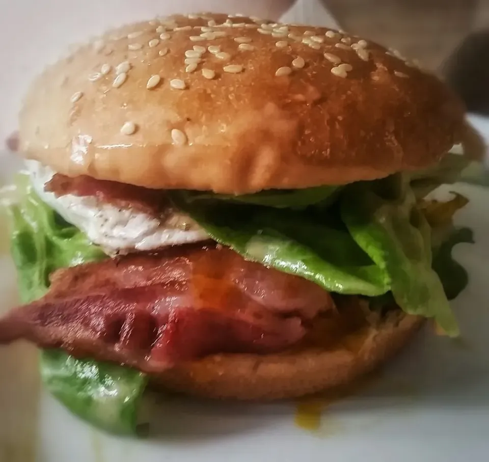 Snapdishの料理写真:Burger 🍔 with crispy bacon, salad, honey mustard sauce and  fried egg.|Najeskaさん