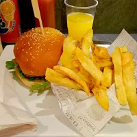 Angus burger with fries|Cherryさん