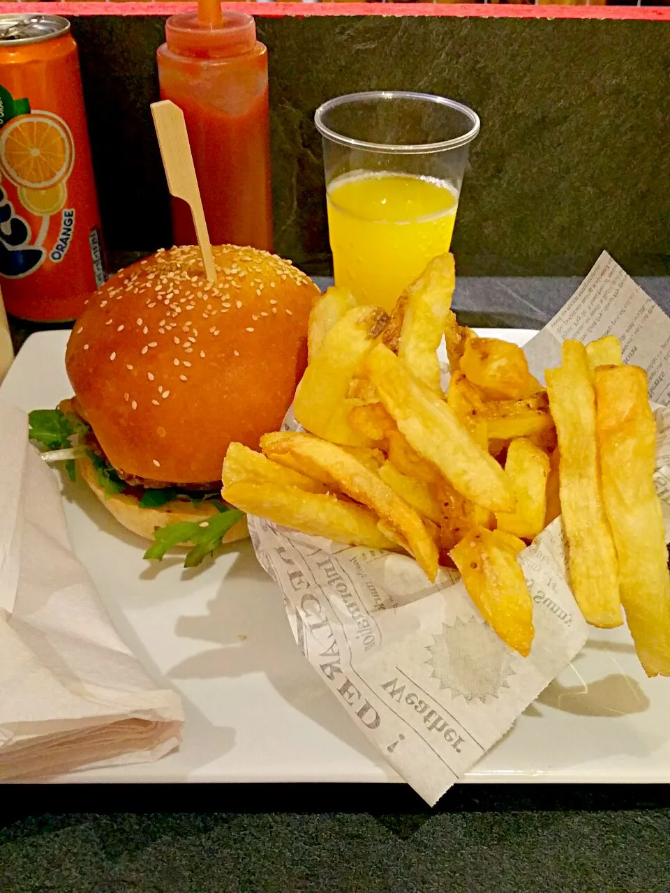 Angus burger with fries|Cherryさん