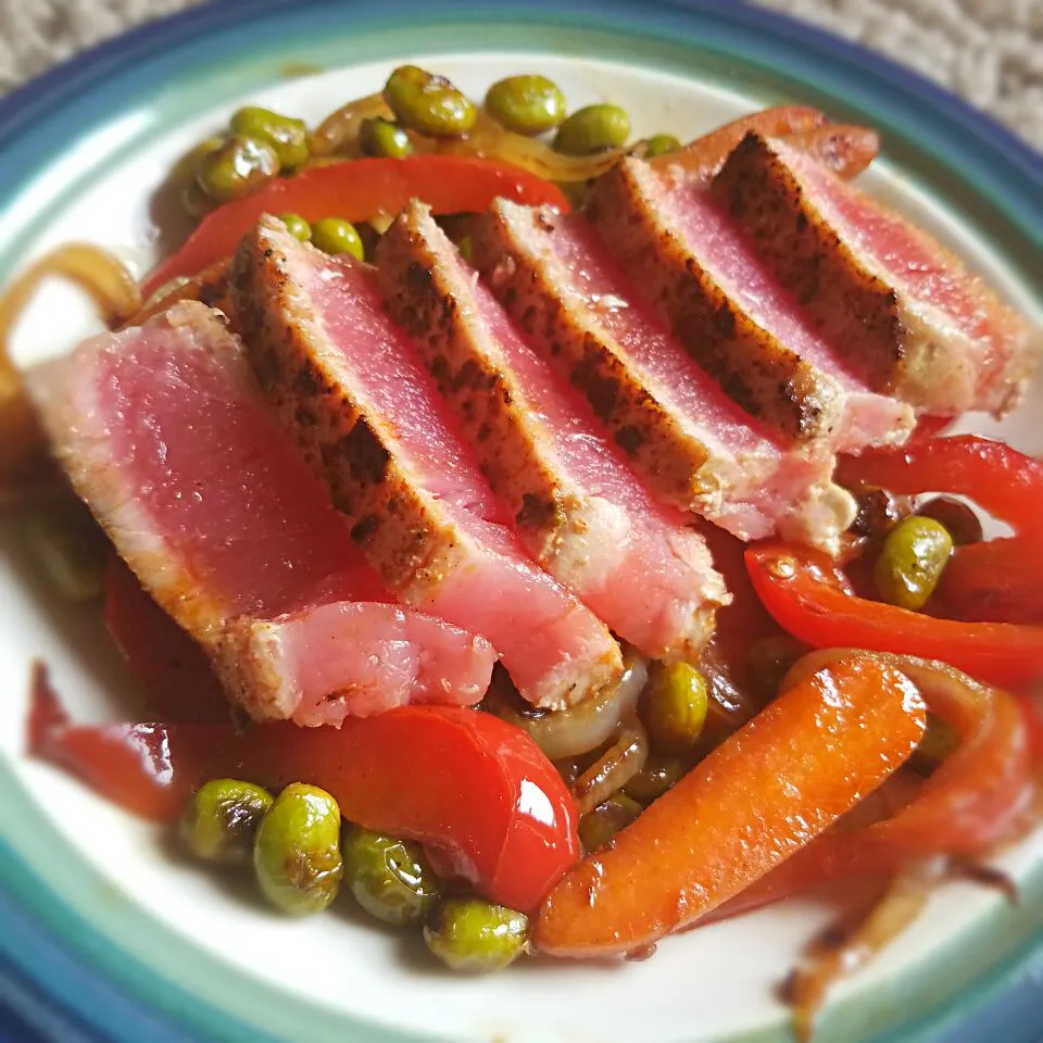 Snapdishの料理写真:seared tuna and veggies|Casey Murrellさん