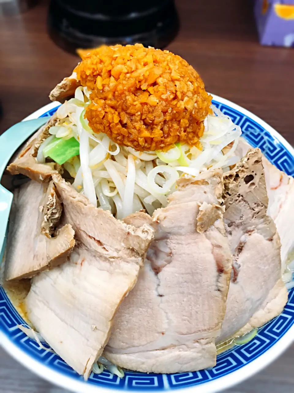 金町角ふじ ラーメン🍜濃いめ、アブラ、ニンニク、トッピングでバカブタ(チャーシュー7枚＋1枚)🐷|NOMU'S キッチン🍳さん