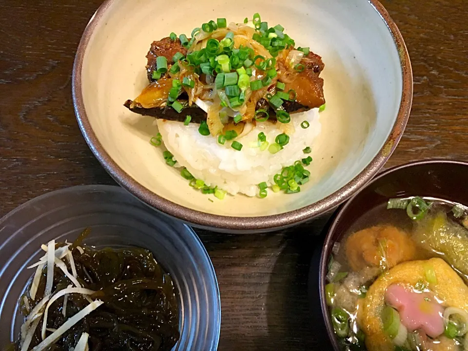 Snapdishの料理写真:さんまの蒲焼缶づめ丼
もずく酢
インスタント味噌汁|カドラさん