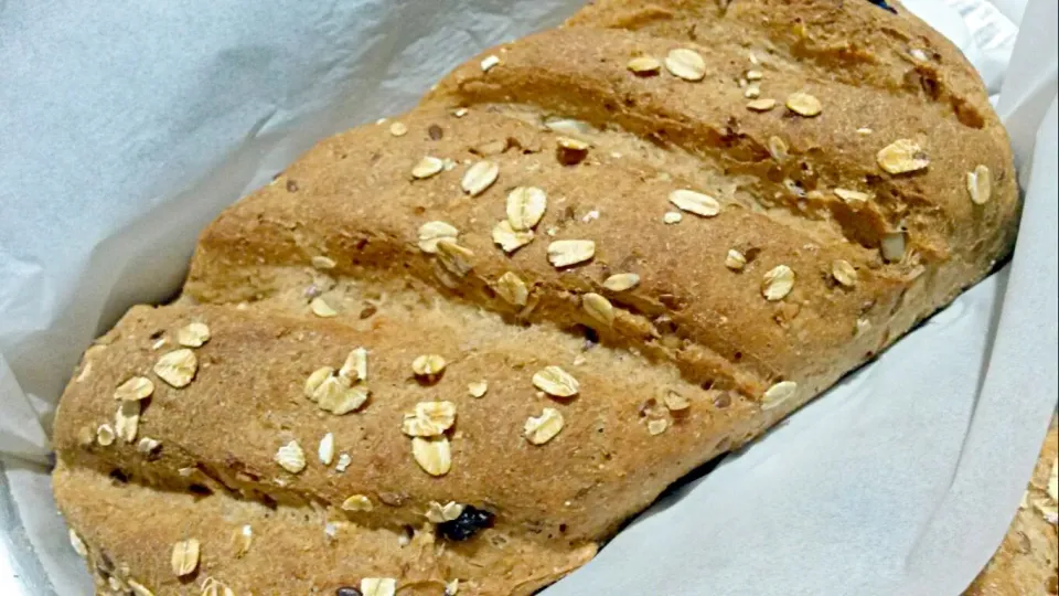 pão 100% integral com aveia, girassol,  castanha do Pará e uva passas|Mônica Pinaさん