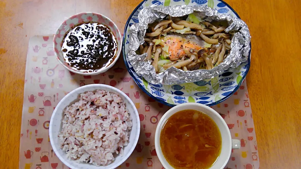 7月２５日　鮭のバターホイル焼き　もずく　玉ねスープ|いもこ。さん