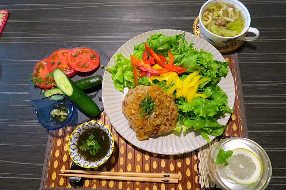 今夜のおうちごはん。和風ソースハンバーグ、胡瓜の一夜漬け、地場産トマトの塩レモンオリーブオイルかけ、もずく酢、キャベツスープです。|かれんさん