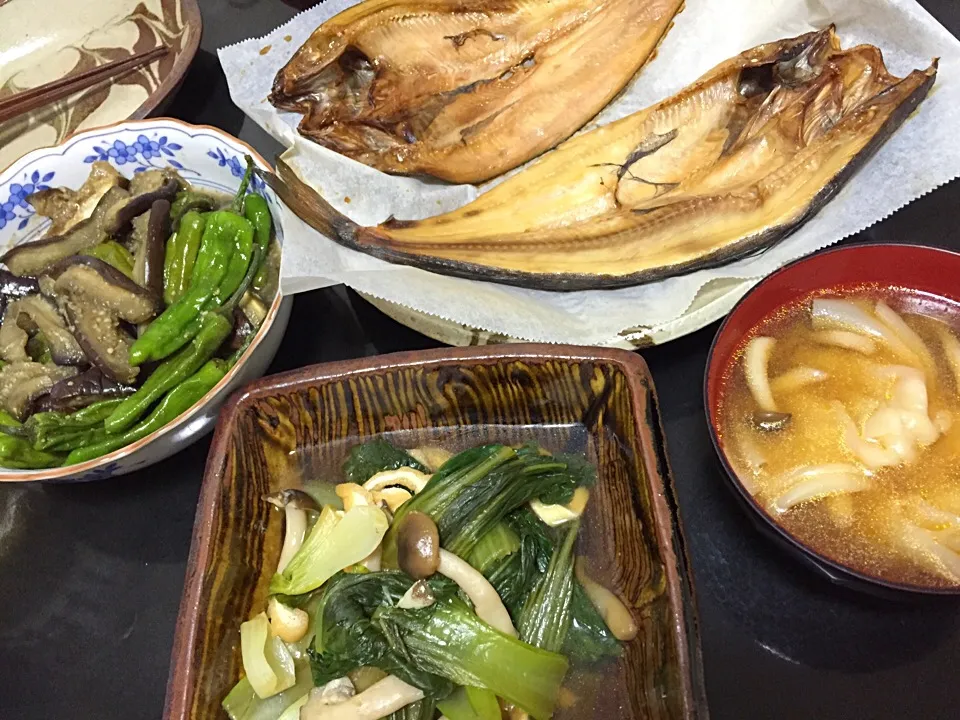 8月1日晩ご飯。ホッケ、小松菜の煮浸し、ナスとししとうの炒め煮、味噌ワンタンスープ|あやさん