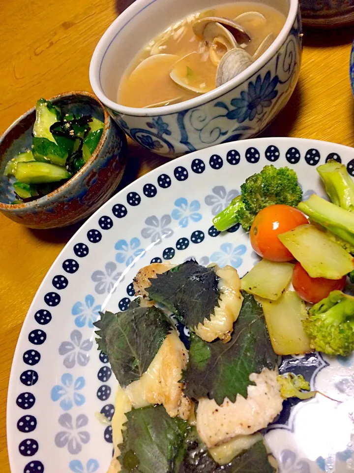 鶏胸肉のしそチーズ焼き鶏胸肉ブロッコリーとミニトマト炒め。キュウリの塩昆布ナムル。ホンビノスの味噌汁。|めぐりんさん