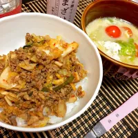 Snapdishの料理写真:挽肉キムチそぼろ丼、レタスとトマトの卵スープ|そねさん