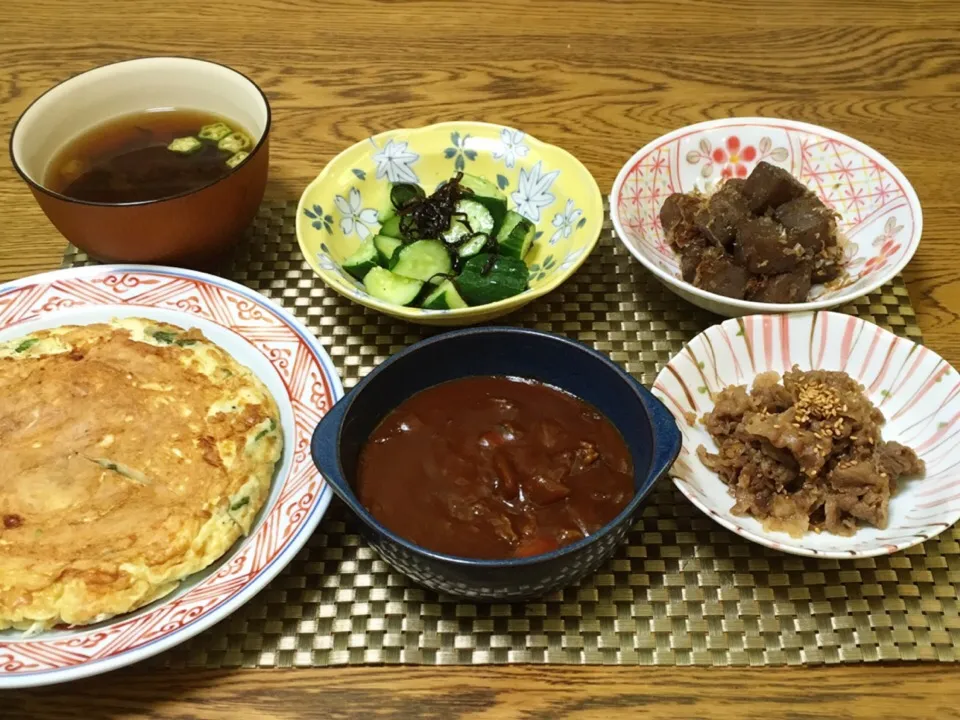 キャベツとモロヘイヤとオクラのお味噌汁・塩昆布叩ききゅうり・おかかこんにゃく・牛しぐれ煮・nakkoちゃんのハヤシライス・ソーセージとグリーンアスパラのオープンオムレツ|美也子さん