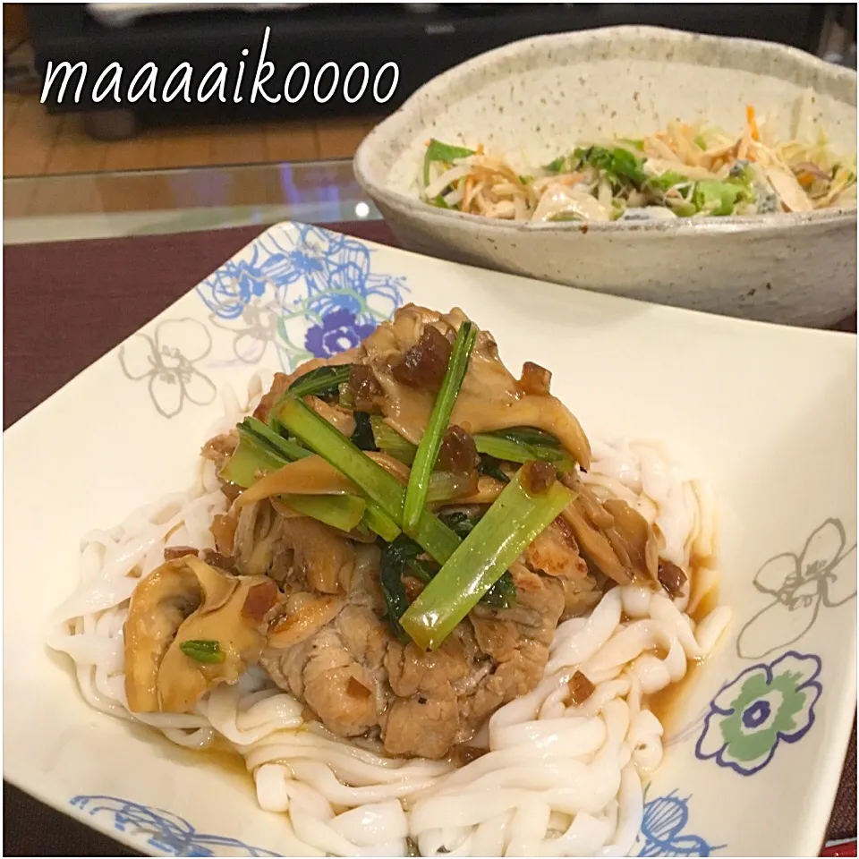 Snapdishの料理写真:こんにゃく麺deうどん✨ゴルゴンゾーラピカンテ蒸し鶏色々サラダ|マイコさん