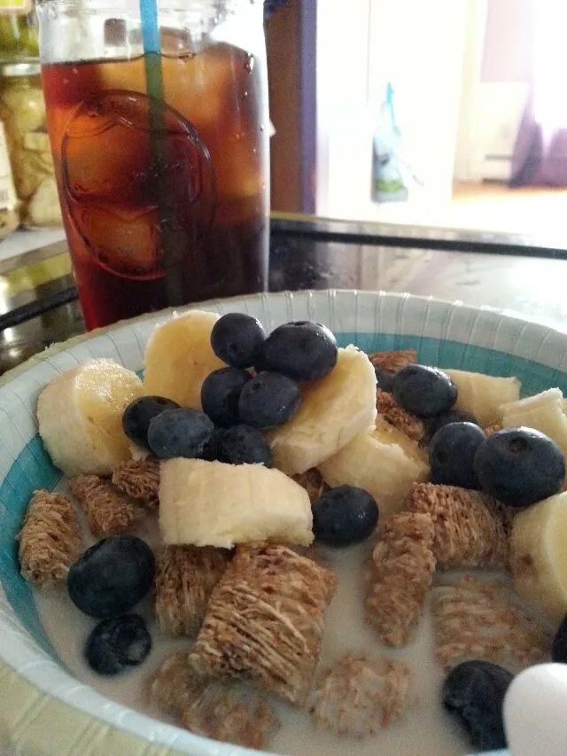 breakfast. kashi berryfull shredded wheat cereal w/ blueberries and banana.|Polly Gelfusoさん