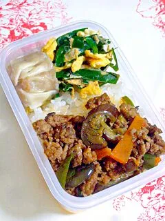 Snapdishの料理写真:お弁当(麻婆茄子のせご飯、ニラ玉、焼売)|すーさん