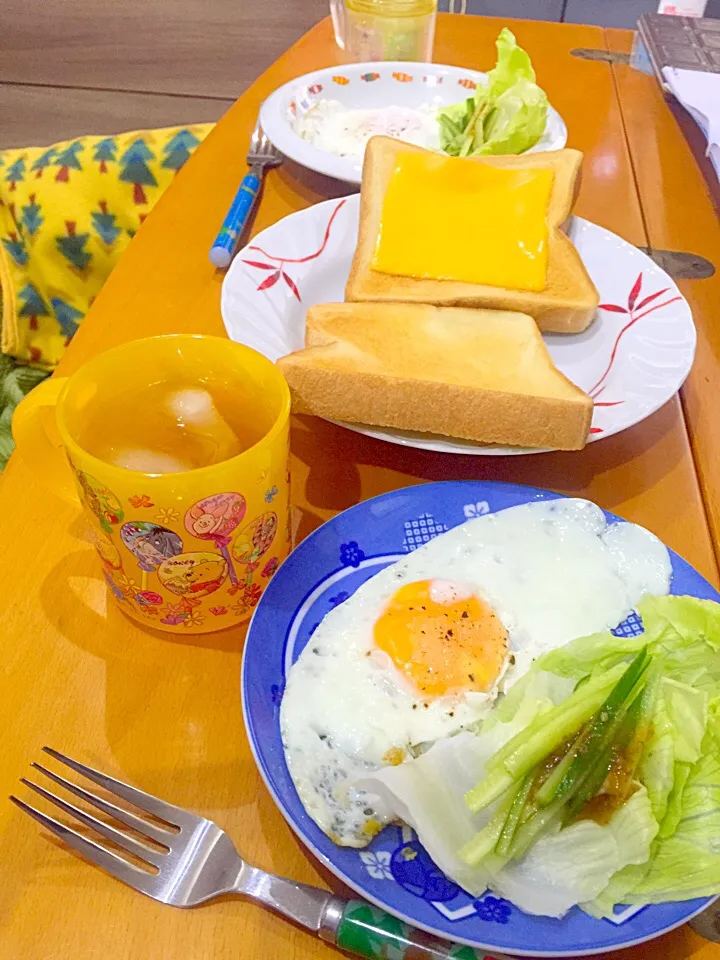 チーズトースト  目玉焼き🍳  グリーンサラダ  麦茶|ch＊K*∀o(^^*)♪さん