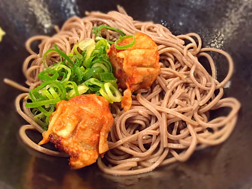 けふは、お昼ご飯食べる場所が怪しいので、抜いてもいいように駅でぶっ掛け蕎麦を頼む。何故か揚げシューマイが乗ってますわ🤔|にゃあ（芸名）さん