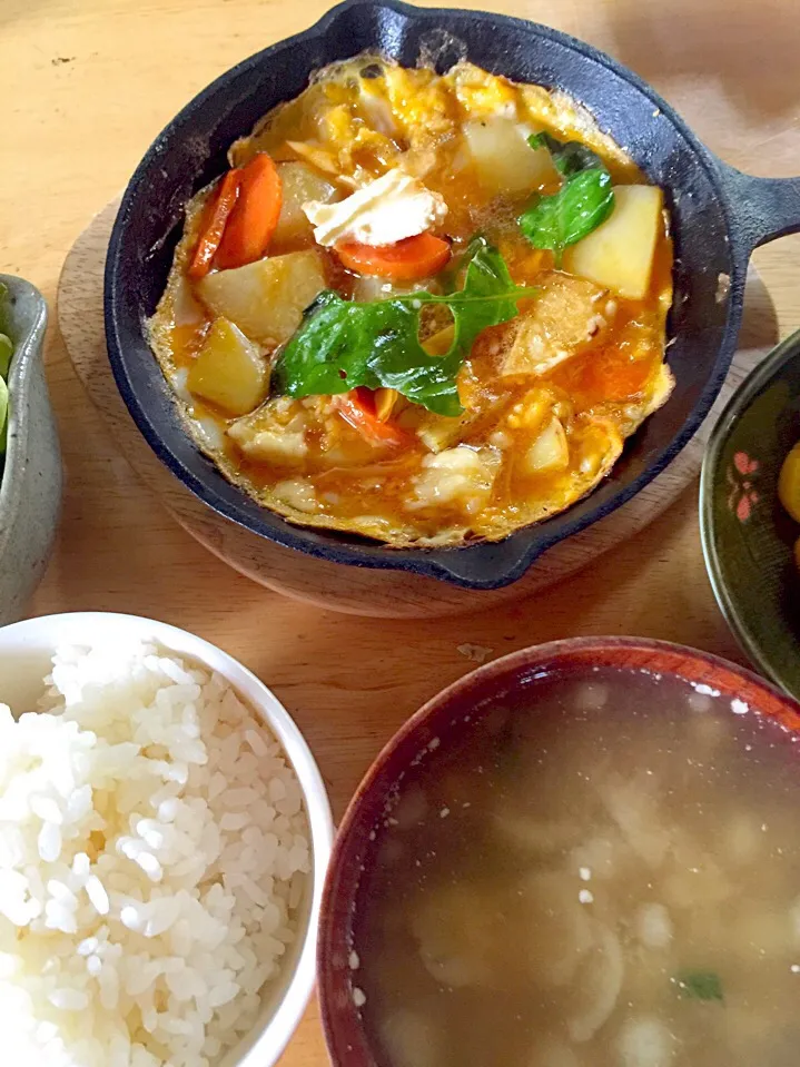 朝ごはん
朝摘みバジルのオムレツと大葉とミョウガと味噌汁|ミカさん