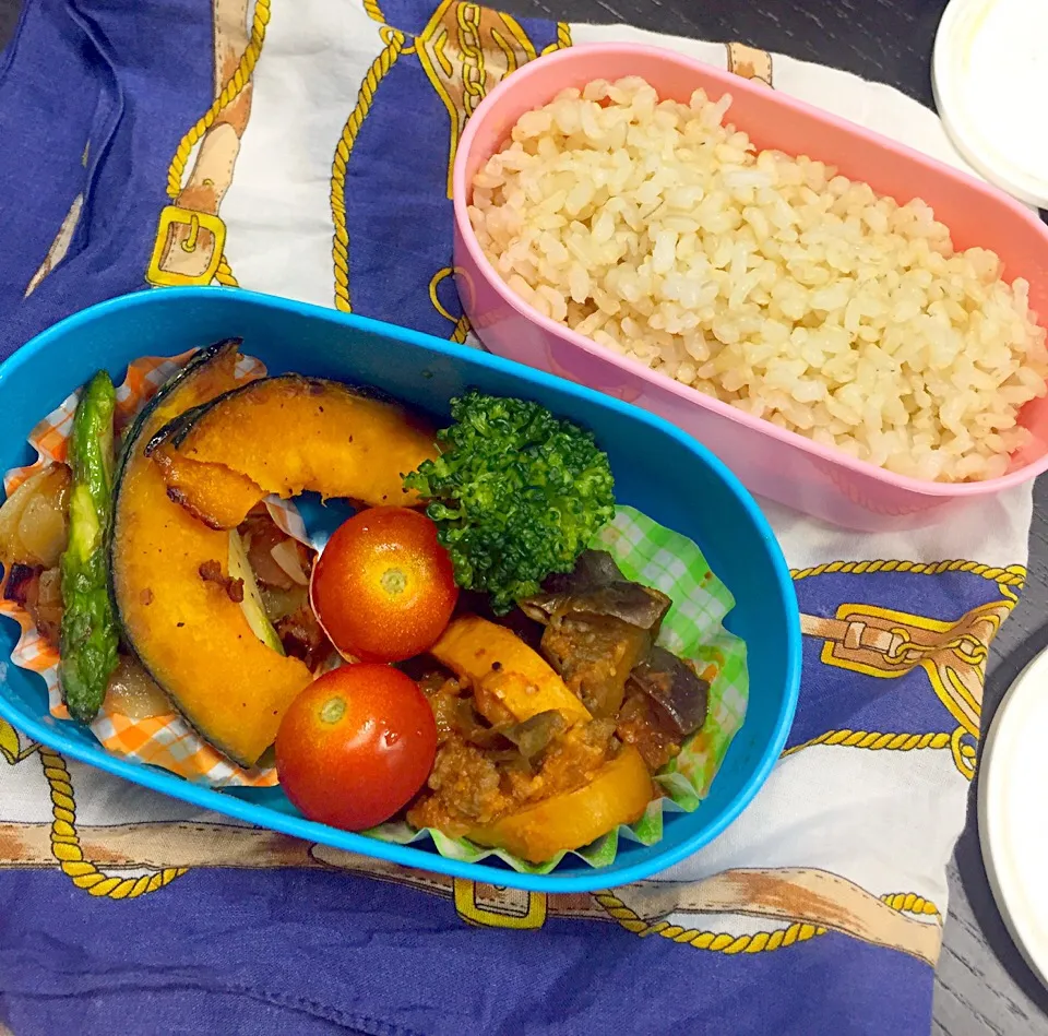 今日のお弁当♡
ベーコンとアスパラの炒め物、カボチャのココナッツオイルソテー、ナスたっぷりのボロネーゼ❁美味しかった☻|ねっぴさん