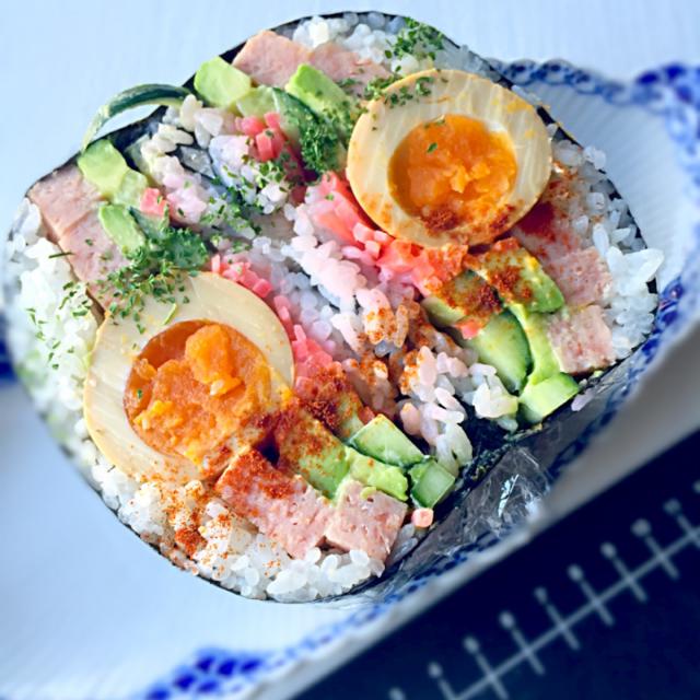 スパムとアボカド 紅生姜と黄身とろ卵のおにぎらず わんぱくサンド 金魚の肴 わんぱく 青山金魚 Snapdish スナップディッシュ Id Qrrm1a