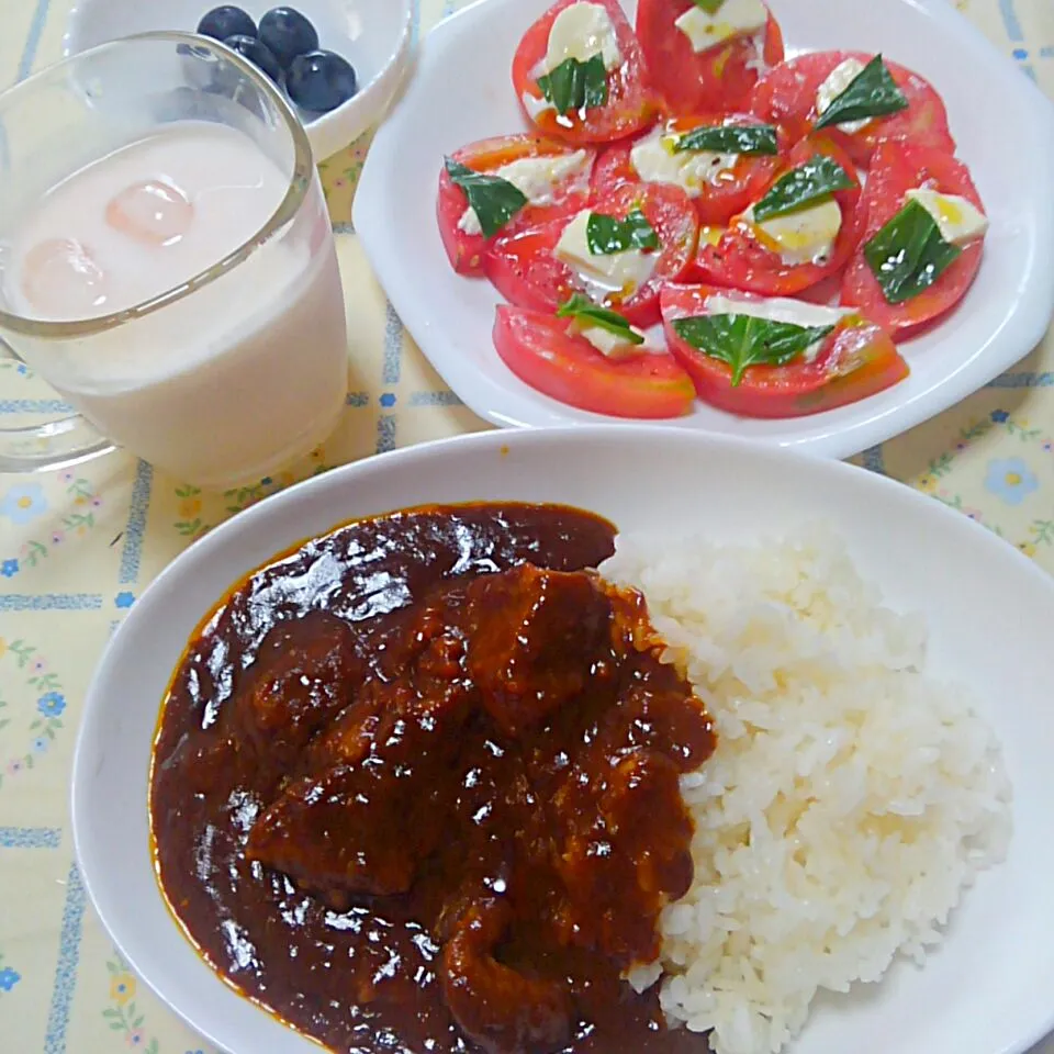 セブンプレミアムのビーフカレー＆採れたてトマトのカプレーゼ|うたかた。さん