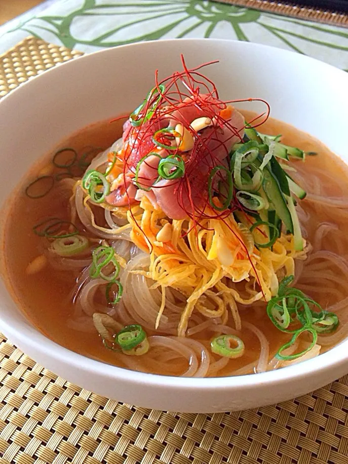 韓国ムルネンミョン( 水冷麺 )     鶏のたたきトッピング🇰🇷|🌿ぴぴさん