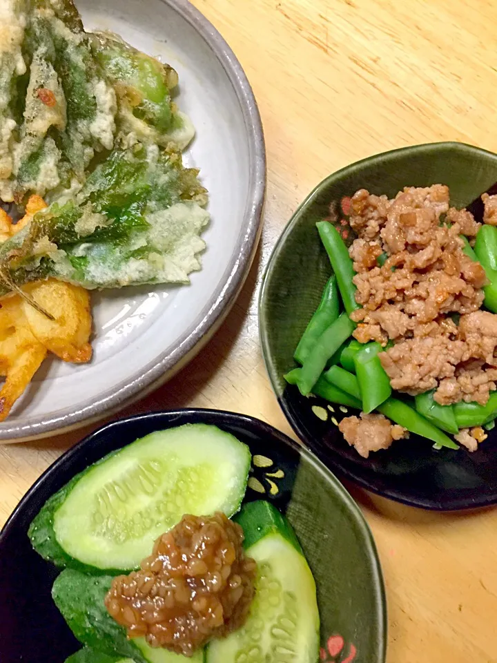 一人飲み2日目〜〜
大葉とシシトウの天ぷら、余り物のかき揚げ、インゲンの肉味噌和え、もろきゅう|ミカさん