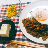 Snapdishの料理写真:ドライカレーと洋風冷奴とかぼちゃサラダ|knn18さん