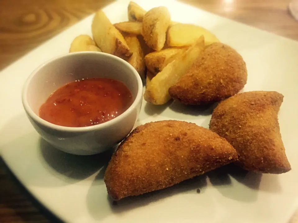 Jalapeño & cheddar poppers with potato wedges and chili sauce|Sergio Lacuevaさん