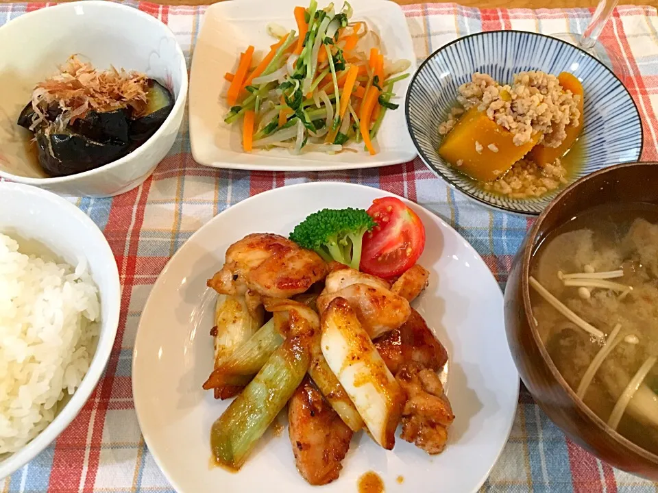 ＊鶏モモと白ネギの焼鳥
＊茄子の揚げびたし
＊豆苗とモヤシと人参のナムルサラダ
＊カボチャの鶏そぼろ煮
＊大根とエノキと舞茸の味噌汁|モケモケさん