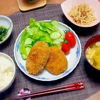 Snapdishの料理写真:☆カレーリメイクのコロッケ
☆ほうれん草の煮浸し
☆もやしのゴマ酢和え
☆豆腐とわかめのお味噌汁|なべちゃんさん