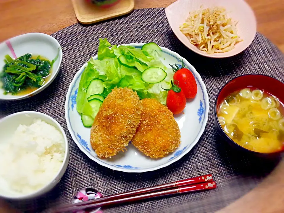 ☆カレーリメイクのコロッケ
☆ほうれん草の煮浸し
☆もやしのゴマ酢和え
☆豆腐とわかめのお味噌汁|なべちゃんさん