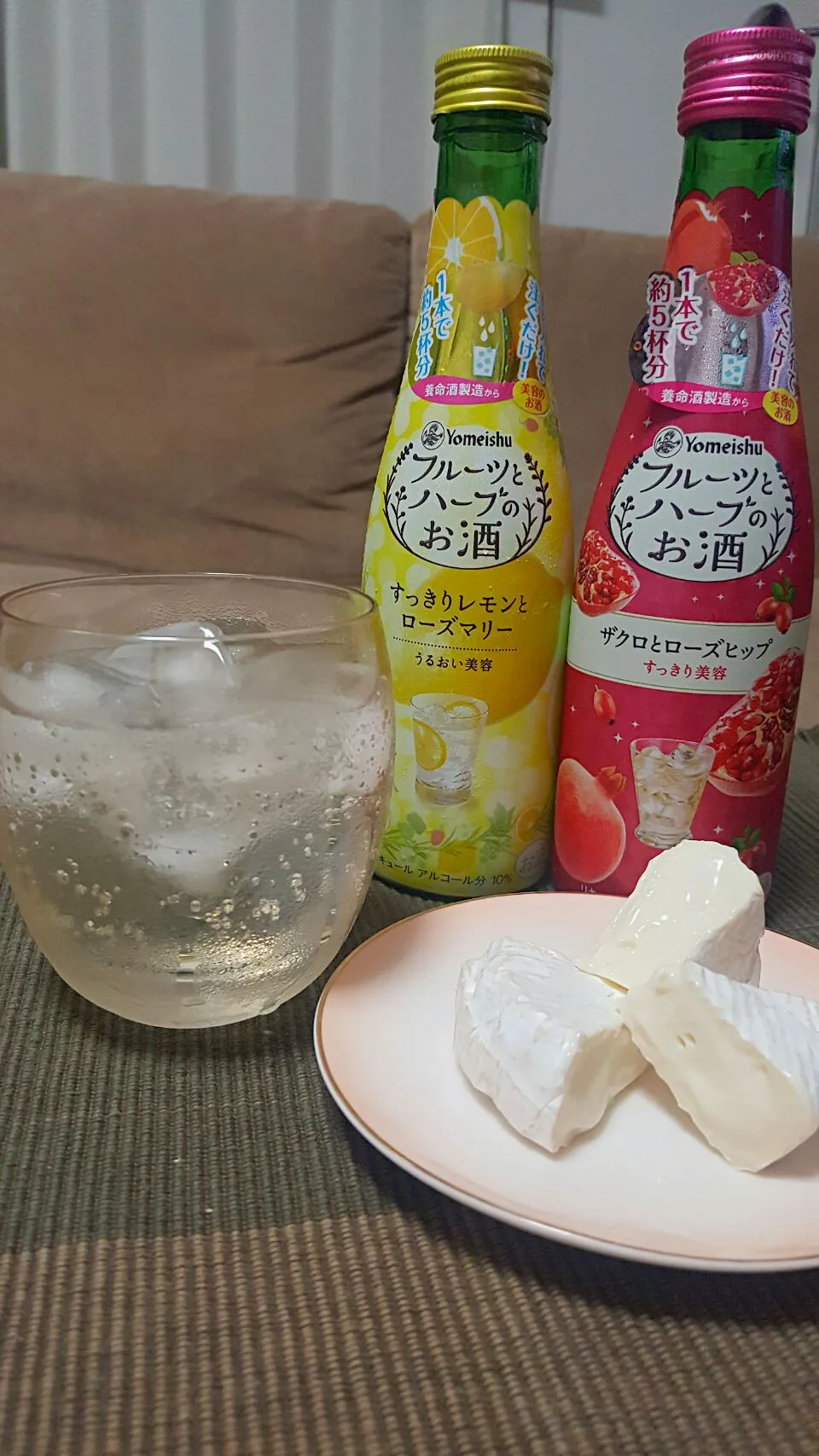 Snapdishの料理写真:すっきりレモンとローズマリーの炭酸割～カマンベールチーズ|しあるさん