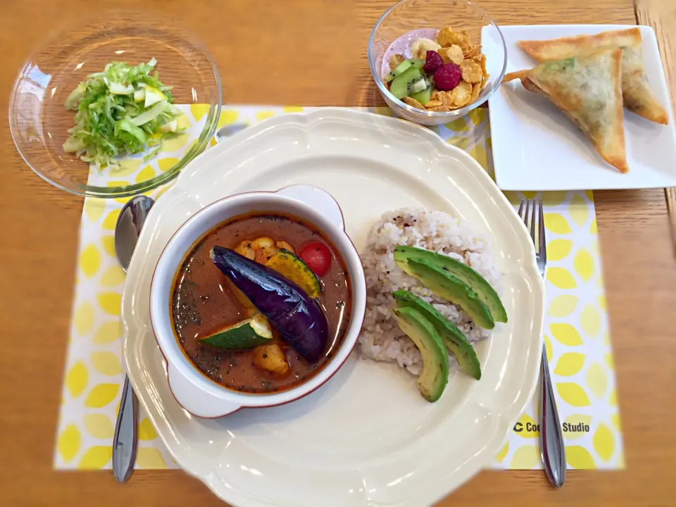 今日のレッスン🐷🍑🍽 ＊夏野菜のカレースープ ＊牛肉とアボカドのサモサ ＊キャベツとレモンのマリネ ＊アサイーボウル|なちゅんさん