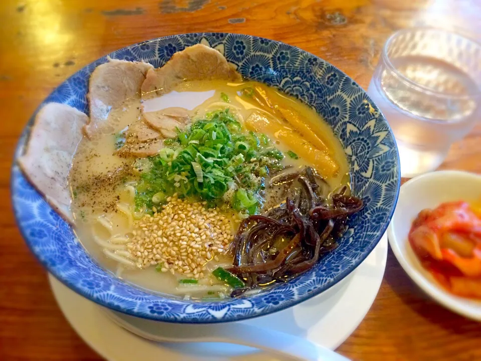 Snapdishの料理写真:塩ラーメン。ゴマとキムチは好きなだけ。|mikaさん